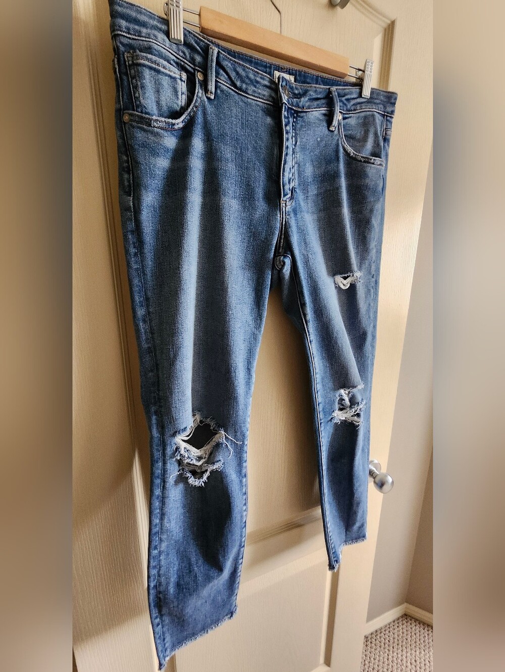3 / $25 SILVER Jeans Co. "LORETTE" Distressed Blue Denim Skinny Jeans. Size 31. - Picture 2 of 16